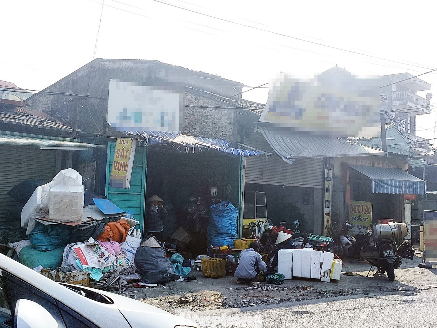 Ghi nhận của phóng viên, ở Hà Nội, khu vực đường Tam Trinh (Hoàng Mai, Hà Nội) là nơi tập trung rất đông các ngôi nhà thu gom phế liệu.