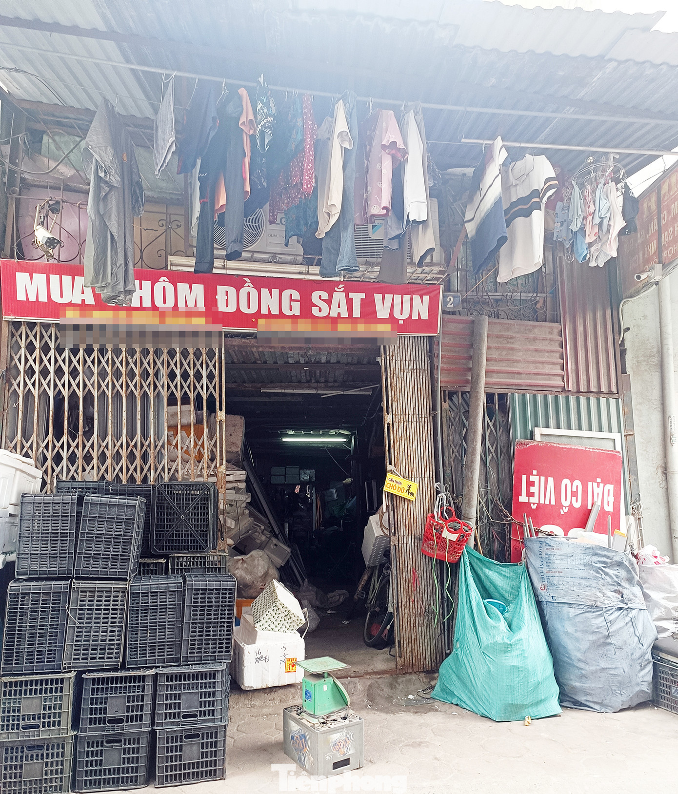 Phía bên trong ngôi nhà cũng chật kín đồ đạc, khi xảy ra hỏa hoạn khu vực cửa ra vào thì khó có thể thoát ra ngoài được.