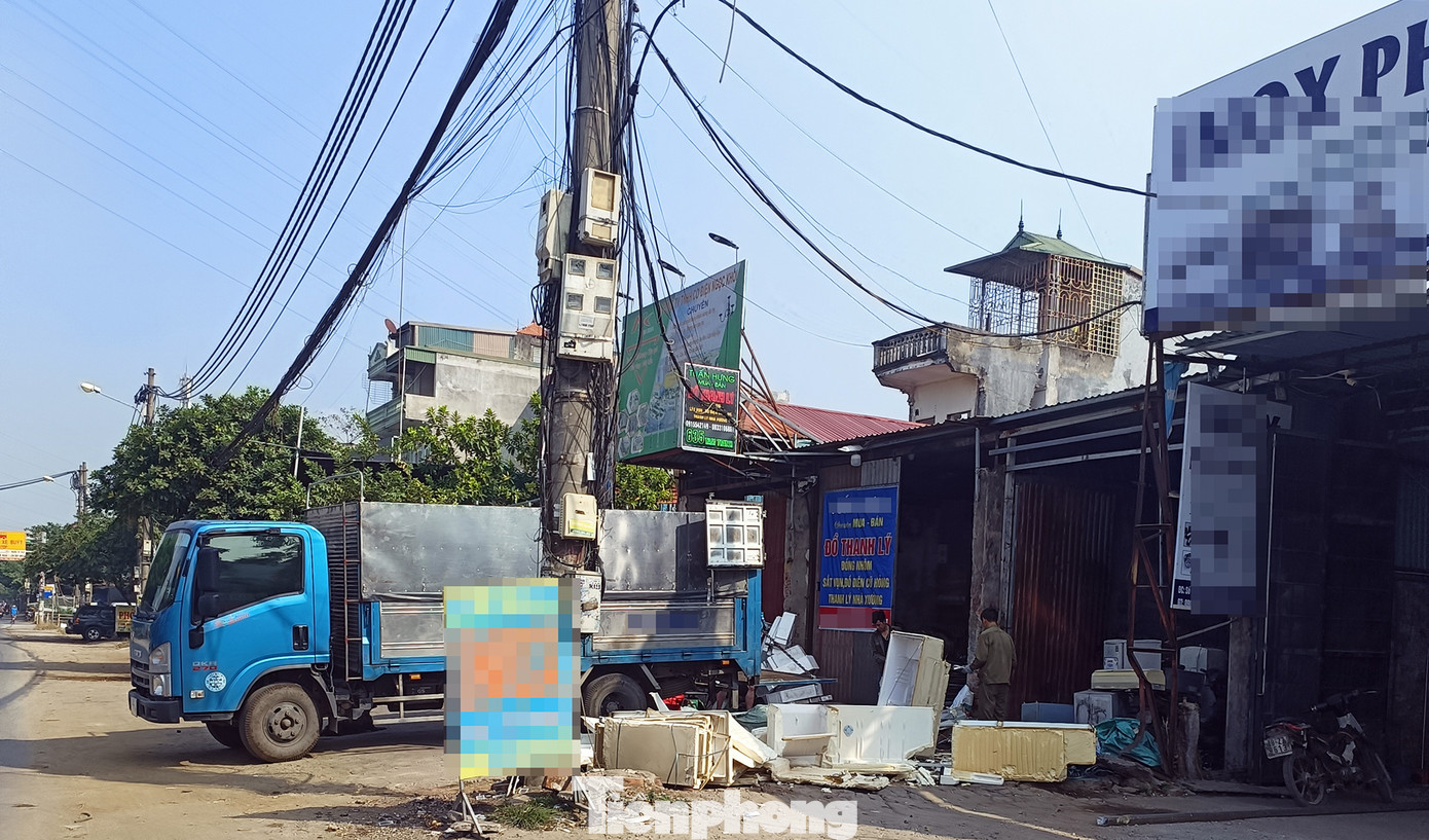 Phế liệu để ngổn ngang ngoài đường.