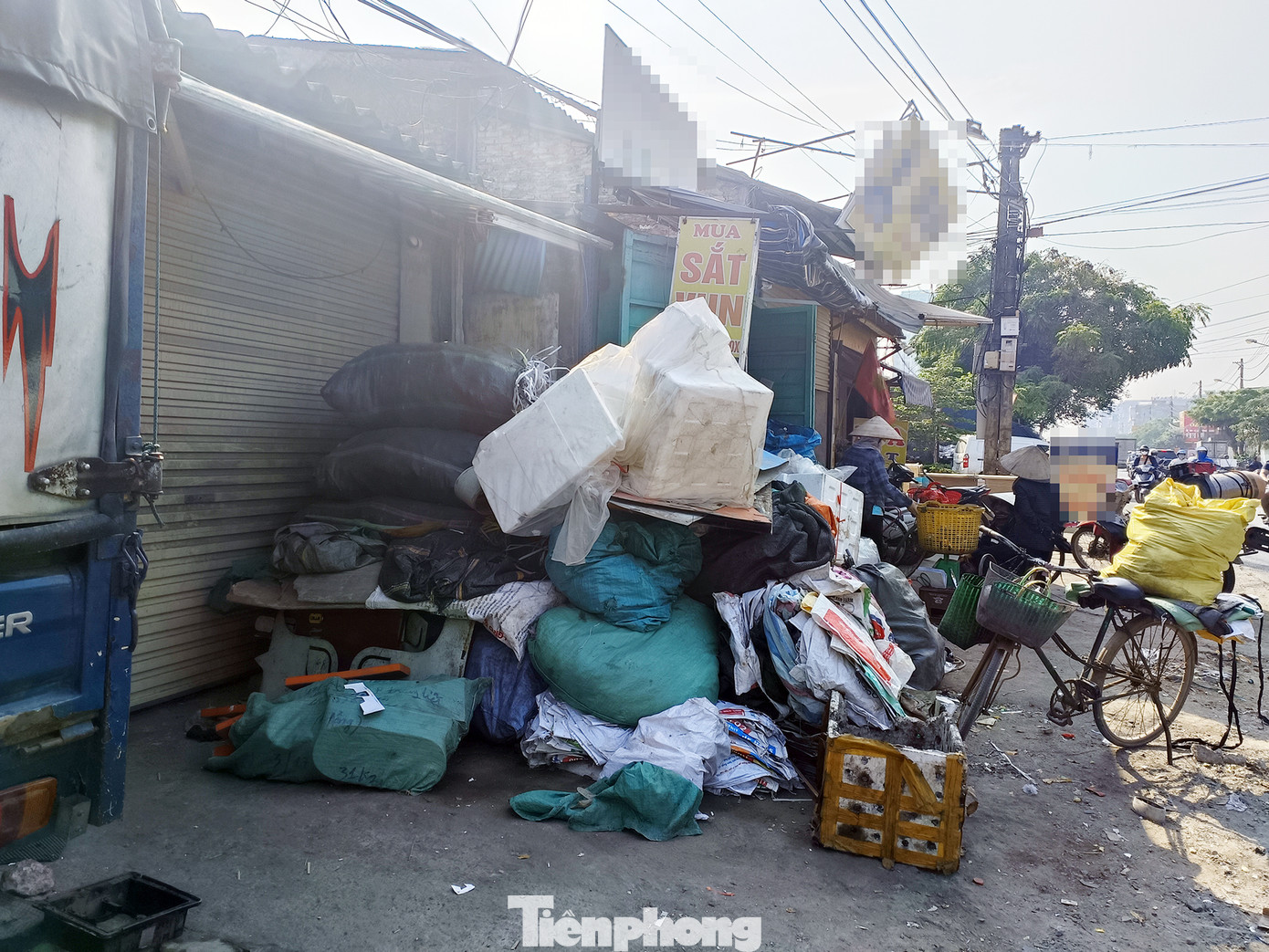 Những ngôi nhà này thường là nhà cấp 4 nằm xen kẽ trong nhà dân sinh sống. Hàng hóa được người dân đi thu gom ở khắp nơi sau đó đem về đây bán và là điểm tập kết.
