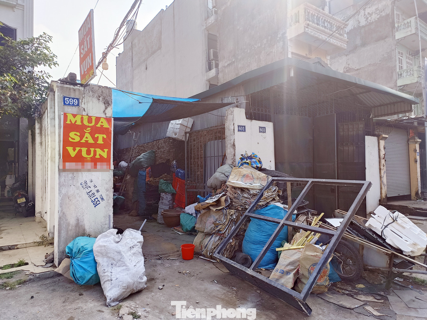 Chỉ trong vòng 2-3km trên đường Tam Trinh có tới hơn 10 ngôi nhà kinh doanh phế liệu.