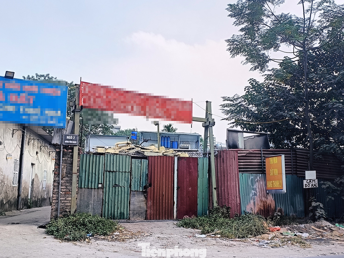 Những nơi này làm tạm bợ bằng cách quây tôn.