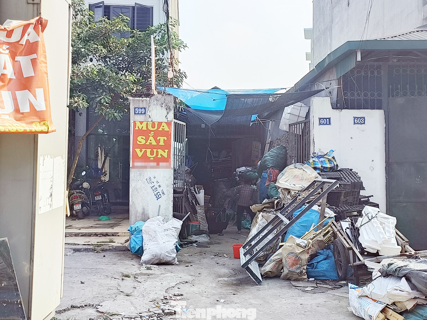 Một ngôi nhà cấp 4 kinh doanh phế liệu có lối vào trên đường Tam Trinh. Tuy nhiên, bên ngoài để rất nhiều phế liệu như giấy, xốp...