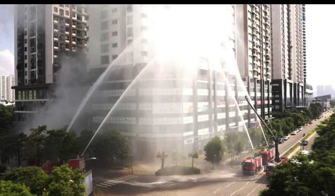 Các lực lượng tham gia chữa cháy.