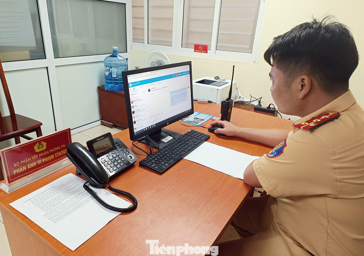 Hằng ngày có cán bộ, chiến sĩ trực tiếp nhận.