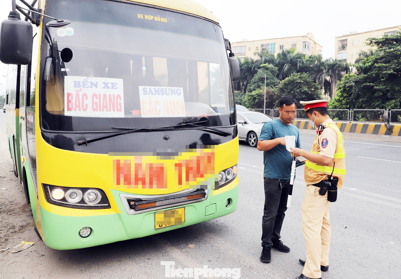 Tổ công tác dừng phương tiện xử lý vi phạm.