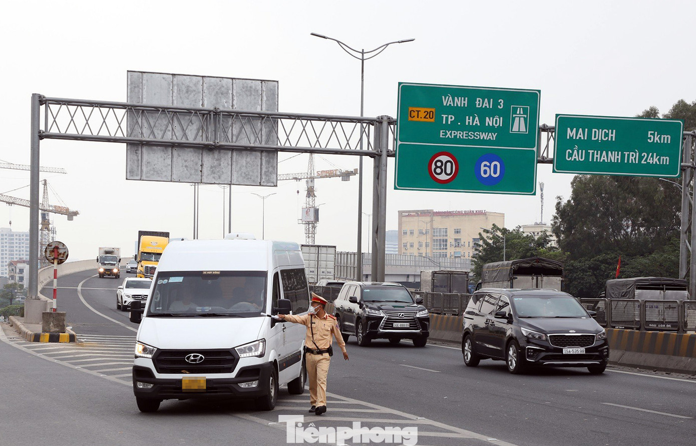 Trên tuyến đường từ Bến xe Mỹ Đình đi Mai Dịch có rất nhiều xe khách, xe hợp đồng đón trả khách sai quy định.