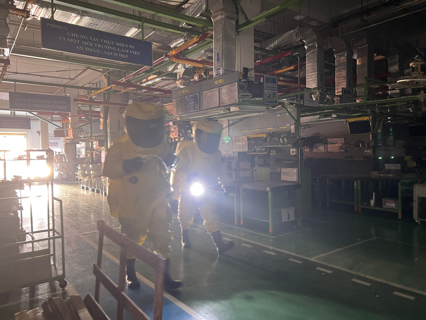 Hơi gas thoát ra ngoài làm đám cháy phát triển dữ dội, đám cháy phát triển mạnh, nhanh chóng bao trùm toàn bộ khu vực lò nung và có nguy cơ cháy lan sang khu vực kiểm tra sản phẩm, trộn nguyên liệu liền kề...