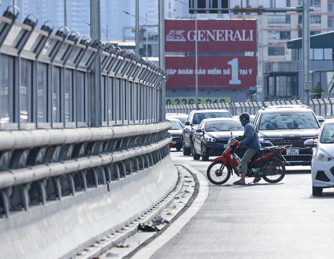 Xử phạt hàng loạt xe máy đi lên đường Vành đai 2 trên cao ảnh 10