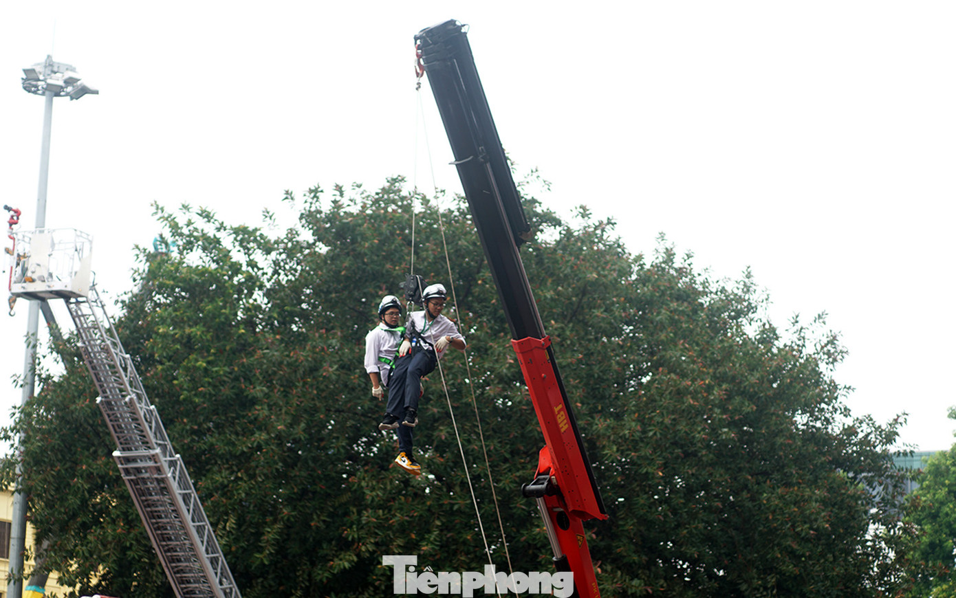 Hình ảnh học sinh tham gia các buổi trải nghiệm, thực hành cứu nạn, cứu hộ. Ảnh: Thanh Hà
