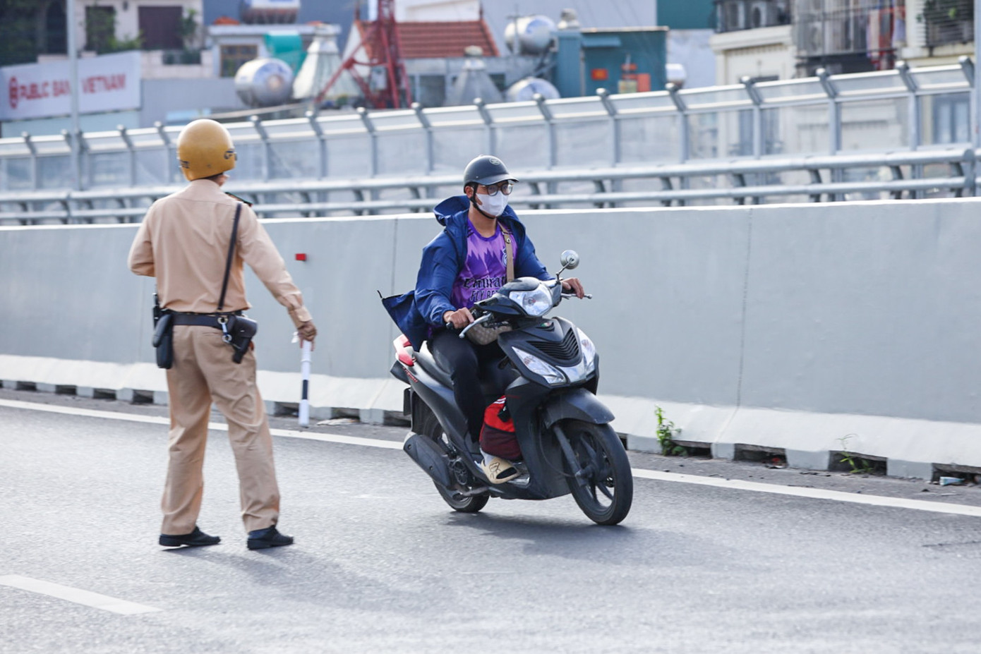 Thậm chí lạng lách trước CSGT.