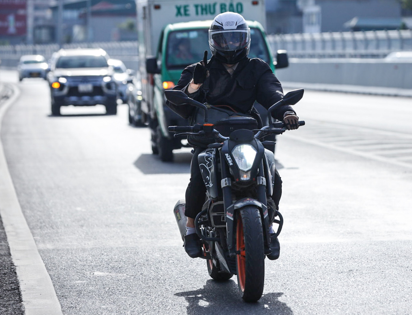 Xe máy đi xen kẽ giữa xe ô tô gây ra tình trạng mất an toàn giao thông.