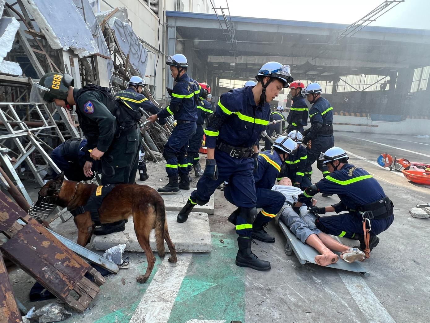 Lực lượng CSCĐ Công an thành phố Hà Nội cũng được huy động, sử dụng chó nghiệp vụ tham gia quá trình cứu nạn cứu hộ nạn nhân mắc kẹt.