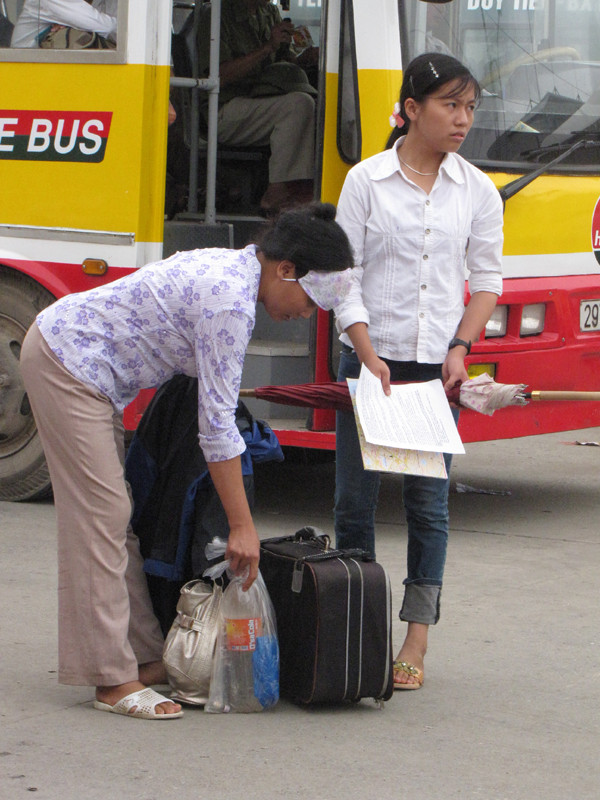 Để tiết kiệm hai mẹ con sĩ tử này mang cả nước uống từ quê lên