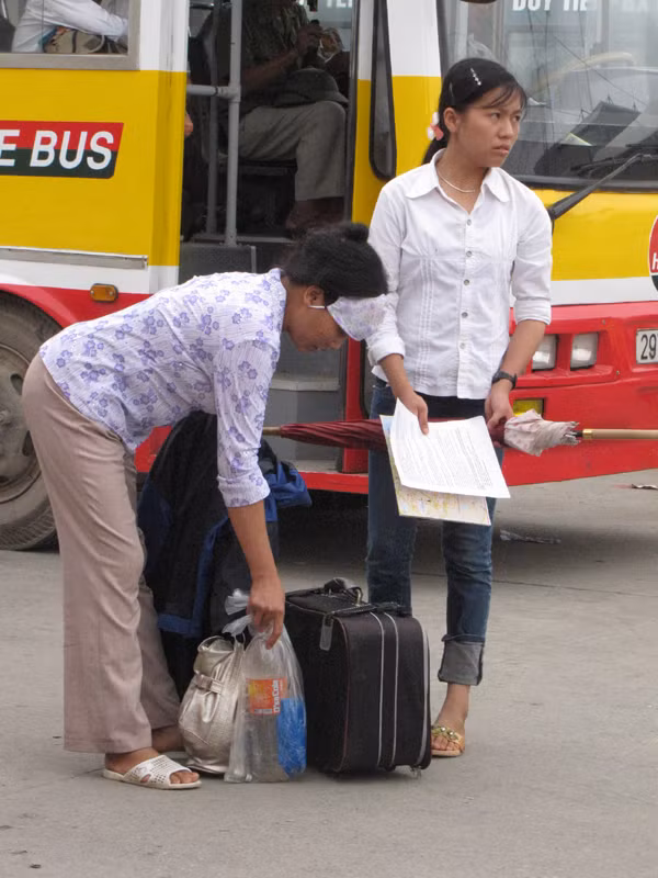 Để tiết kiệm hai mẹ con sĩ tử này mang cả nước uống từ quê lên