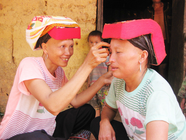 Bà Nảy nhổ tóc tơ, chuẩn bị sơn đầu cho một phụ nữ