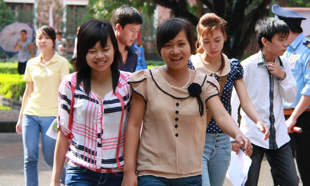 Thí sinh dự thi tuyển sinh Đại học cao đẳng năm 2012. Ảnh: Trường Phong