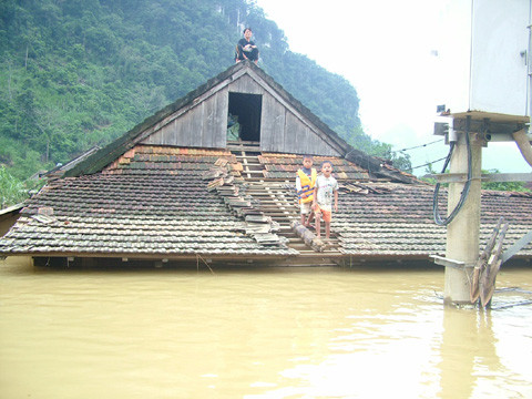 Nước ngập tận mái nhà ở rốn lũ Tân Hóa (Minh Hóa, Quảng Bình)