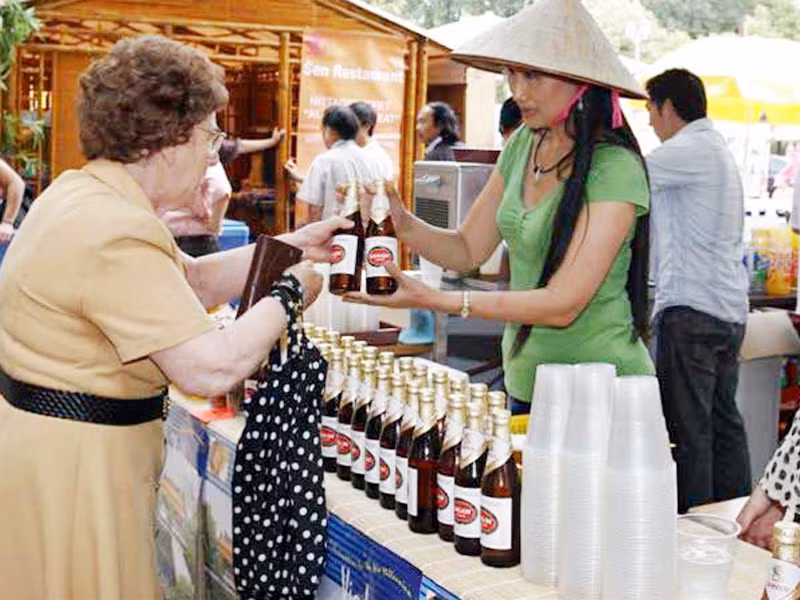 Giới thiệu bia Việt Nam với du khách. Ảnh: Quang Chí