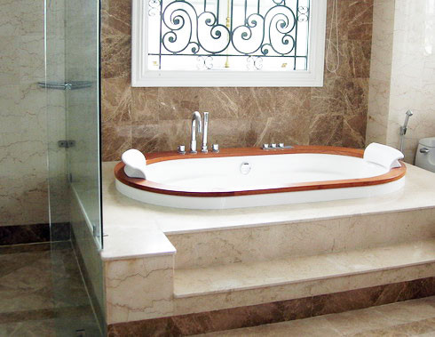 Bồn tắm trong nhà vệ sinh của mỗi phòng