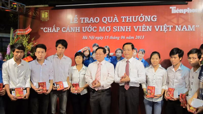 Chắp cánh ước mơ sinh viên Việt Nam trao quà giúp đỡ, động viên một phần nào đó giúp các em vươn lên trong cuộc sống