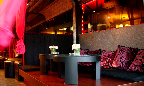 Có thể lựa chọn ngồi ghế sang trọng hoặc thoải mái với ngồi bệt.