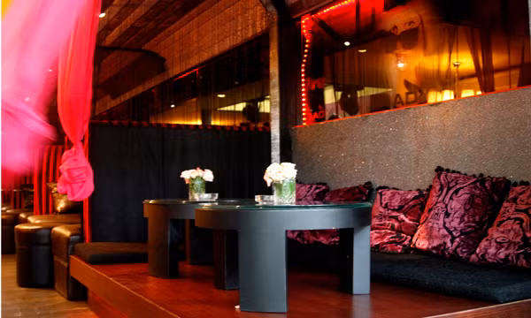 Có thể lựa chọn ngồi ghế sang trọng hoặc thoải mái với ngồi bệt.