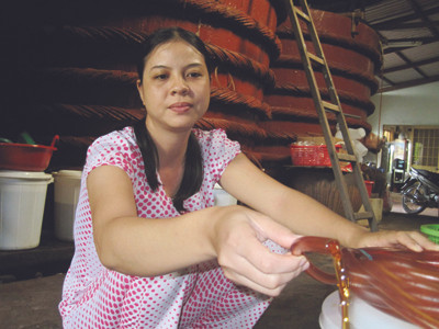 Sản phẩm nước mắm truyền thống ở gia đình bà Phạm Thị Mười. Ảnh: Hồng Lĩnh