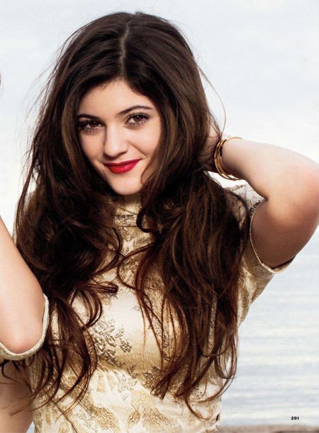 "Rất nhiều bạn bè tôi quá nhút nhạt, họ không dám nhắn tin với một chàng trai và nói rằng họ thích anh ta. Tôi nghĩ rằng trước tiên bạn phải thấy thoải mái với chàng như một người bạn, trước khi chuyển sang trạng thái "thích". Nếu không thấy thoải mái trước mặt anh ta, bạn sẽ khó mà nói chuyện bình thường, chứ nói gì đến bộc lộ tình cảm", người mẫu Kylie Jenner chia sẻ.