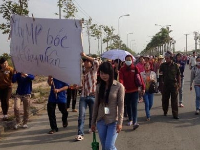 Hàng ngàn công nhân kéo đi dọc đường khu công nghiệp