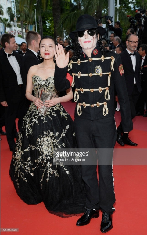 Choáng với nghệ sĩ vô danh hoá Michael Jackson lên thảm đỏ Cannes ảnh 2