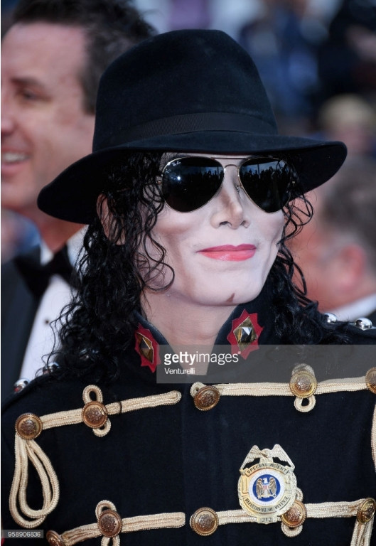 Choáng với nghệ sĩ vô danh hoá Michael Jackson lên thảm đỏ Cannes ảnh 5