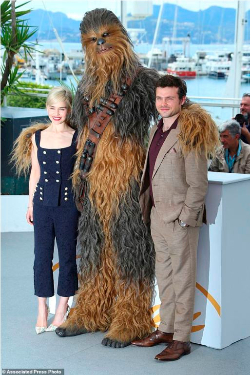 Choáng với nghệ sĩ vô danh hoá Michael Jackson lên thảm đỏ Cannes ảnh 9