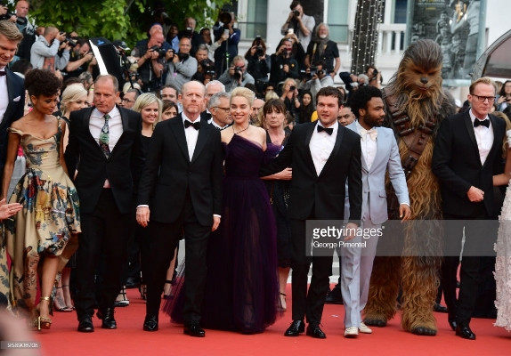 Choáng với nghệ sĩ vô danh hoá Michael Jackson lên thảm đỏ Cannes ảnh 7