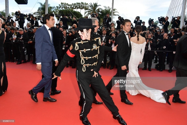 Choáng với nghệ sĩ vô danh hoá Michael Jackson lên thảm đỏ Cannes ảnh 6