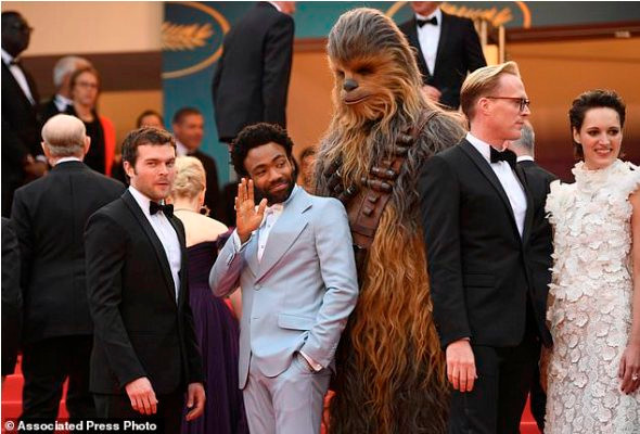 Choáng với nghệ sĩ vô danh hoá Michael Jackson lên thảm đỏ Cannes ảnh 8