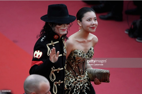 Choáng với nghệ sĩ vô danh hoá Michael Jackson lên thảm đỏ Cannes ảnh 4