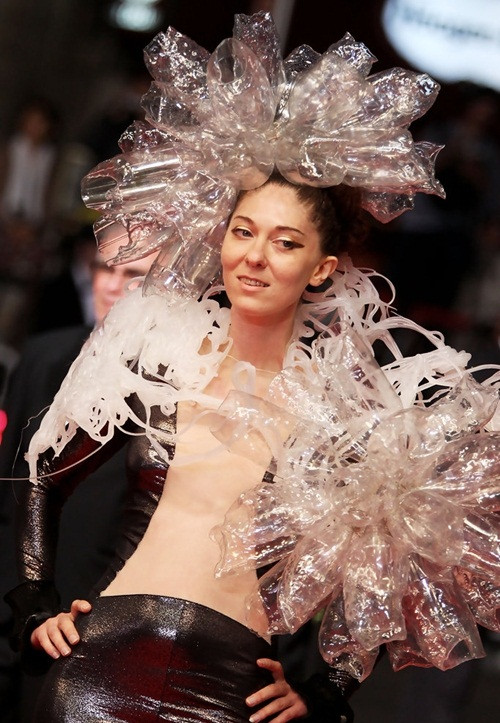 Nhà thiết kế ‘chiếm chỗ’ thảm đỏ Cannes với bộ cánh kỳ dị ảnh 10