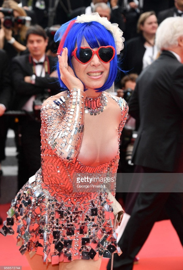 Những mỹ nhân khoe ngực, 'chiêu trò' phản cảm trên thảm đỏ Cannes ảnh 6