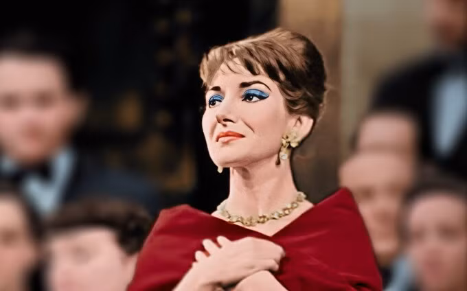 Maria Callas trên sân khấu Paris năm 1958, vẻ ngoài của Angelina Jolie giống bà đến bảy phần.