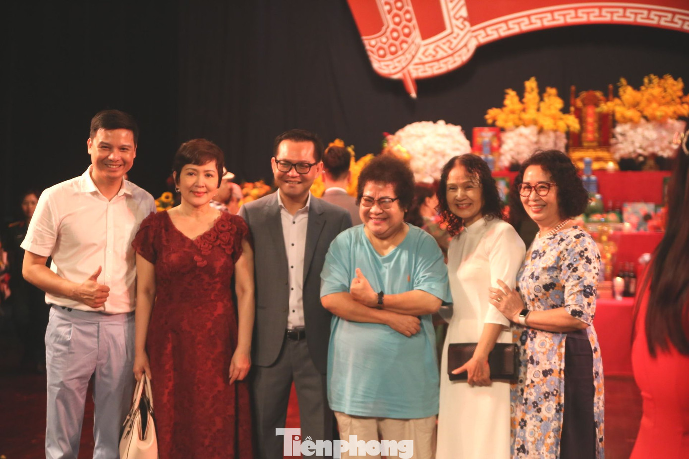 Đông đảo nghệ sĩ nổi tiếng tề tựu trong ngày truyền thống của nghệ thuật sân khấu.