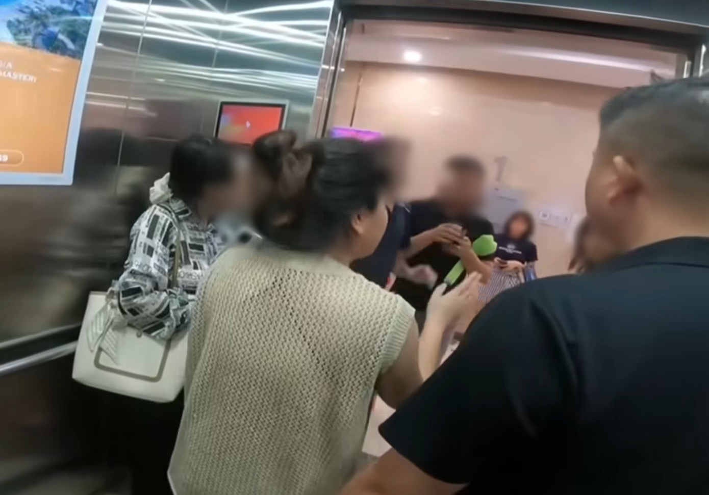 Thang máy náo loạn vì vụ truy tìm tai nghe của gia đình KOL. Thang máy náo loạn vì vụ truy tìm tai nghe của gia đình KOL.