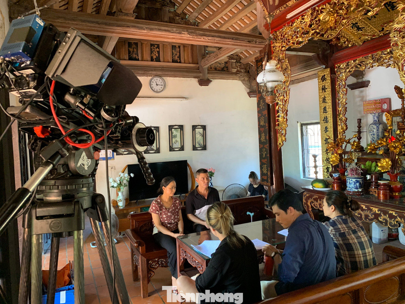 NSND Công Lý cho Tiền Phong biết anh hồi hộp khi trở lại màn ảnh nhỏ. Ở vai này, anh được hóa trang già hơn tuổi, làm tóc bạc hơn. Nhân vật của NSND Công Lý nghiêm khắc, có phần cứng rắn nhưng hết mực yêu thương con gái. NSND Công Lý cho Tiền Phong biết anh hồi hộp khi trở lại màn ảnh nhỏ. Ở vai này, anh được hóa trang già hơn tuổi, làm tóc bạc hơn. Nhân vật của NSND Công Lý nghiêm khắc, có phần cứng rắn nhưng hết mực yêu thương con gái.