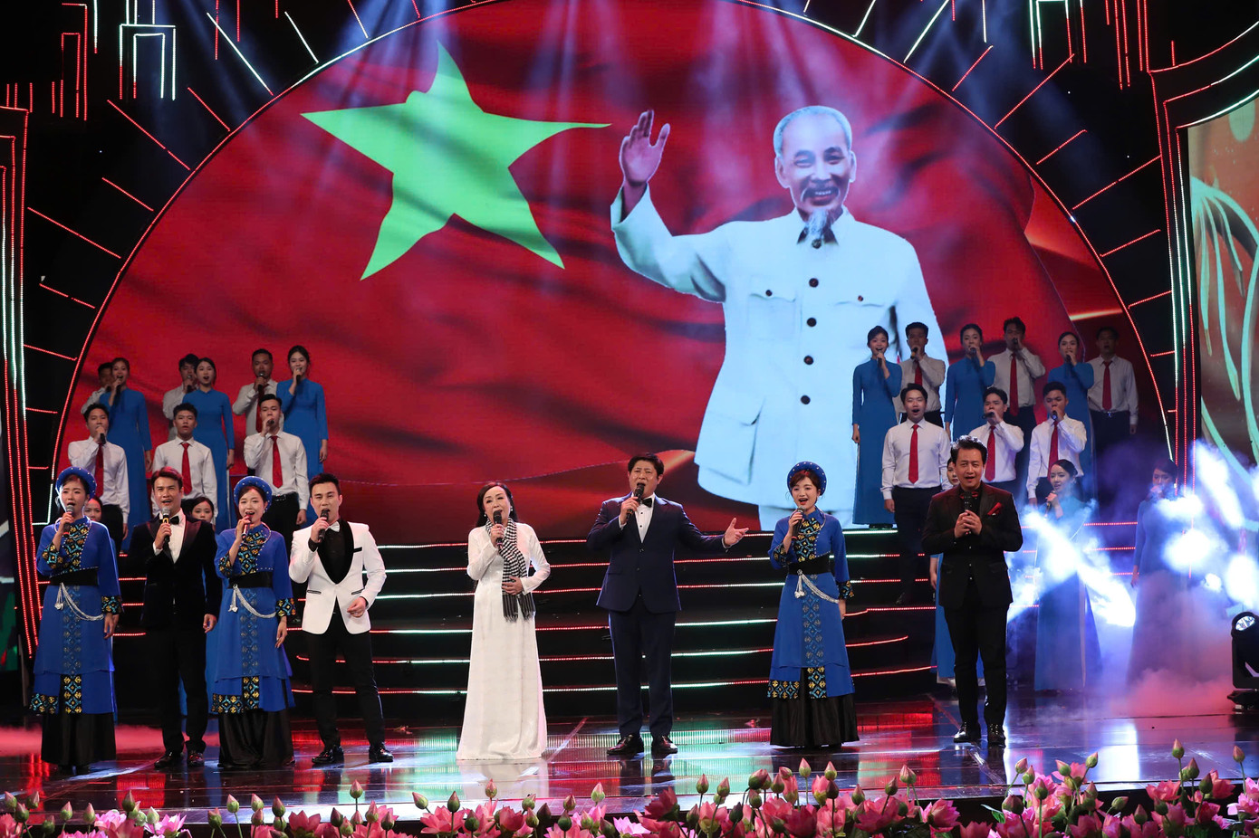 Chương trình có sự góp mặt của nhiều nghệ sĩ nổi tiếng: NSND Thu Hiền, NSND Hồng Lựu, NSƯT Tố Nga, NSƯT Lương Huy, NSƯT Trường Bắc, NSƯT Hoàng Tùng, NSƯT Thanh Mai, Trang Pháp...