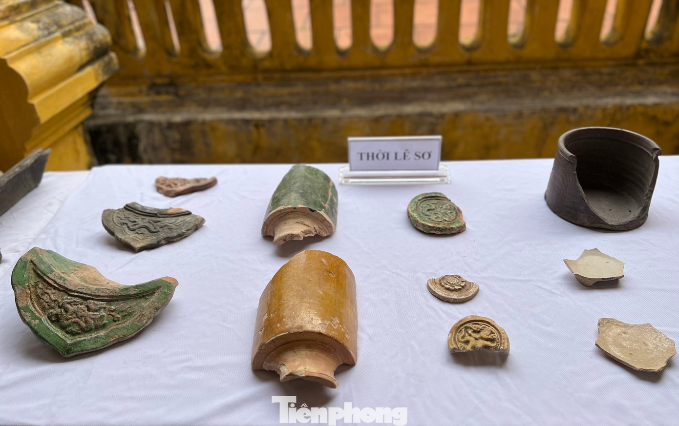 Di vật gạch, ngói, gốm men, gốm sành thuộc nhiều niên đại. Di vật gạch, ngói, gốm men, gốm sành thuộc nhiều niên đại.