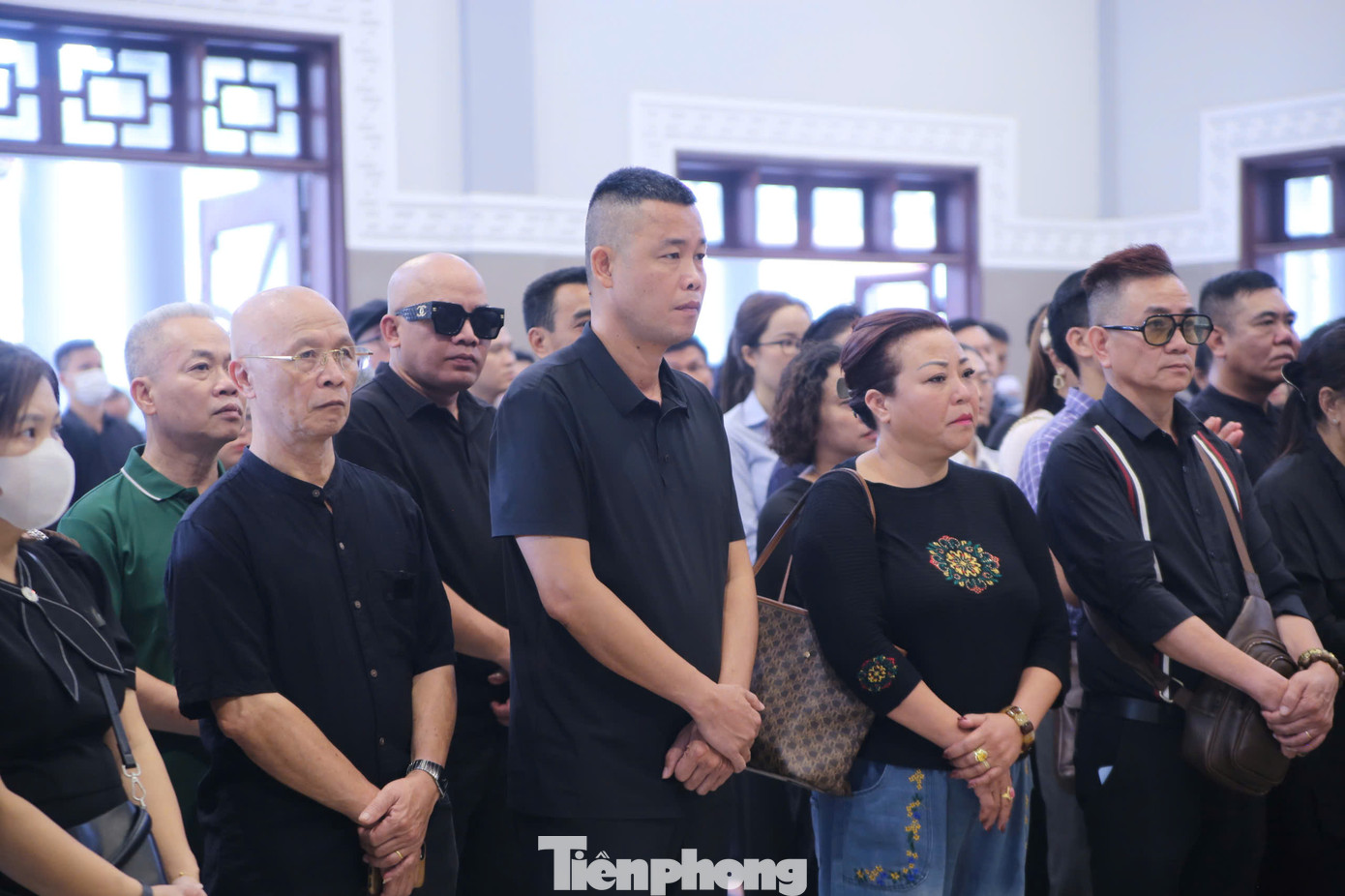 Diễn viên Hiệp "Gà", diễn viên Hoàng Yến cùng nhiều nghệ sĩ tại đám tang. Diễn viên Hiệp "Gà", diễn viên Hoàng Yến cùng nhiều nghệ sĩ tại đám tang.