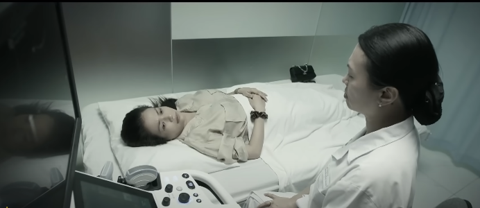 Phương bàng hoàng khi bác sĩ thông báo kết quả khám. Ảnh: CMH.