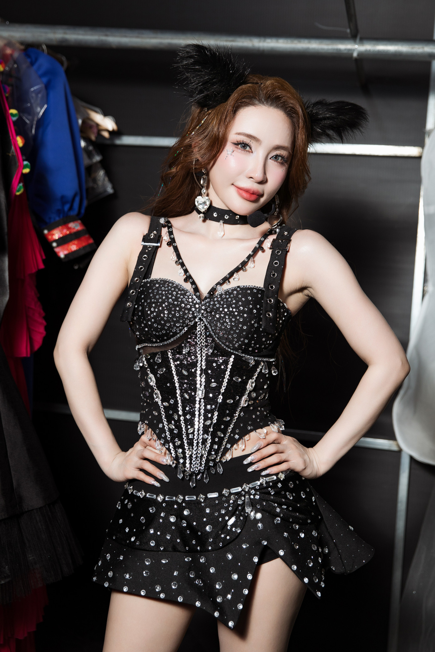 Ngoài những màn biểu diễn ấn tượng, trang phục của hơn 40 chị đẹp cũng được khán giả chú ý. Ngoài những màn biểu diễn ấn tượng, trang phục của hơn 40 chị đẹp cũng được khán giả chú ý.