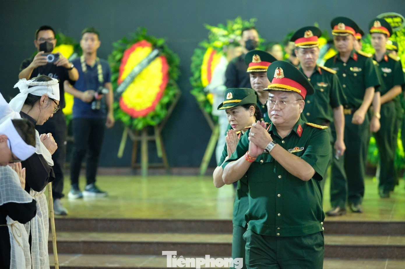 NSND Quốc Trượng - Giám đốc Nhà hát Chèo Quân đội tại lễ viếng. NSND Quốc Trượng - Giám đốc Nhà hát Chèo Quân đội tại lễ viếng.