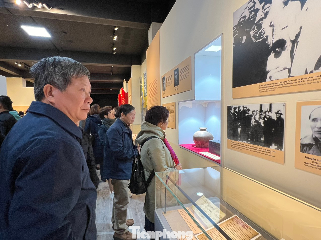 Phần 2 Khí phách người cộng sản giới thiệu tài liệu, hiện vật, hình ảnh về sự kiện thành lập Đảng Cộng sản Việt Nam ngày 3/2/1930 gắn với vai trò của lãnh tụ Nguyễn Ái Quốc cùng những hạt giống đỏ đầu tiên. Nhiều tài liệu, hiện vật, hình ảnh là những kỷ vật, tác phẩm, tài liệu chính trị, câu trích, câu nói nổi tiếng đầy khí phách của những chiến sĩ cách mạng được giới thiệu tới công chúng.